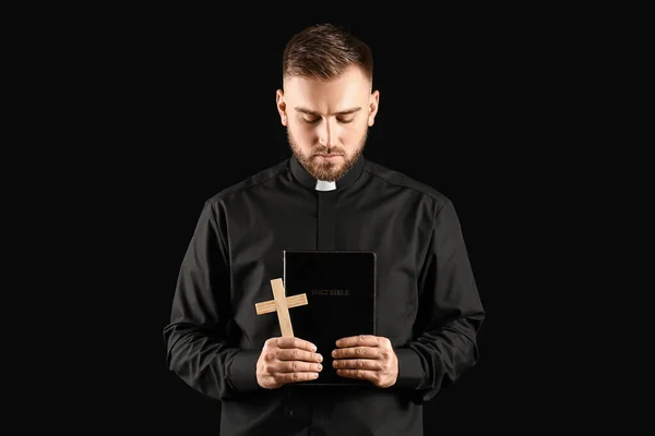 Junger Priester Betet Vor Dunklem Hintergrund Gott — Stockfoto