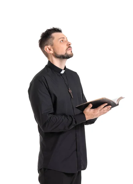 Schöner Priester Mit Bibel Auf Weißem Hintergrund — Stockfoto
