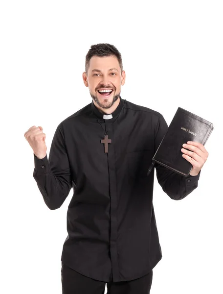Glücklicher Priester Mit Bibel Auf Weißem Hintergrund — Stockfoto