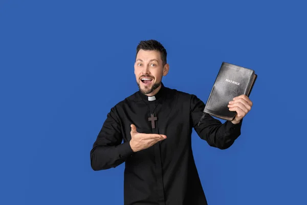 Knappe Priester Met Bijbel Achtergrond Kleur — Stockfoto
