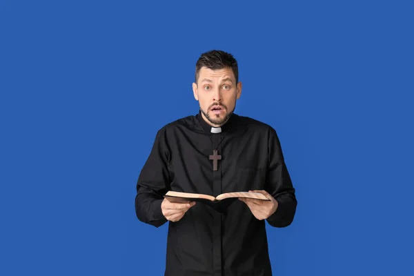 Shocked Priest Bible Color Background — Stock Photo, Image