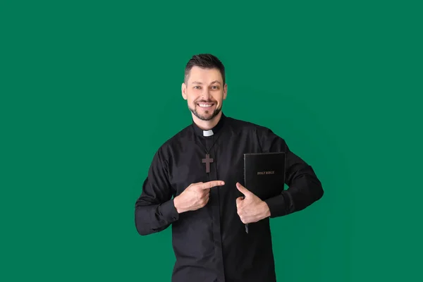 Schöner Priester Mit Bibel Auf Farbigem Hintergrund — Stockfoto