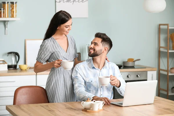 Feliz Joven Pareja Bebiendo Casa —  Fotos de Stock