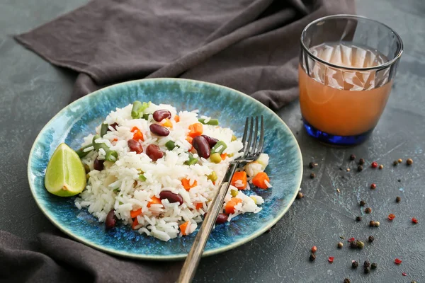Тарелка Вкусным Рисом Бобами Овощами Темном Фоне — стоковое фото