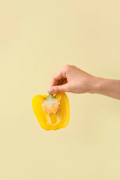 Female Hand Cut Yellow Bell Pepper Color Background — Stock Photo, Image