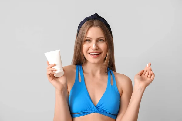 Young Woman Sunscreen Cream Light Background — Stock Photo, Image