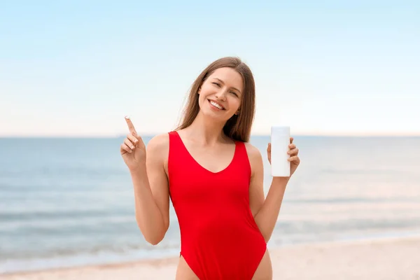 Ung Kvinna Tillämpa Solkräm Havet Stranden — Stockfoto