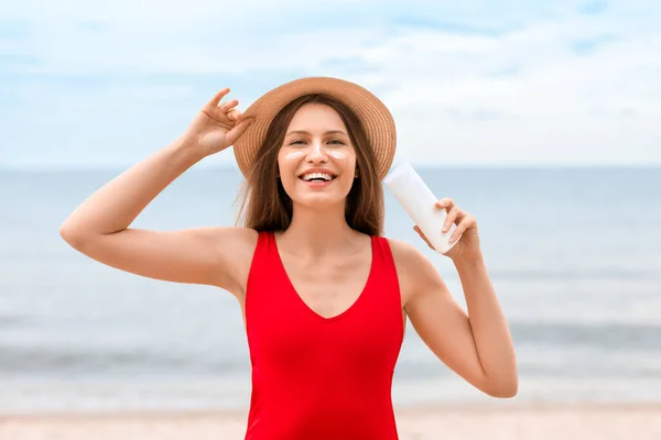 Ung Kvinna Med Solkräm Stranden — Stockfoto