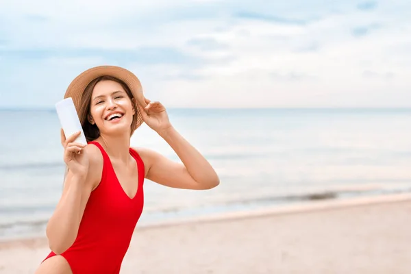 Young Woman Sunscreen Cream Sea Beach — Stock Photo, Image