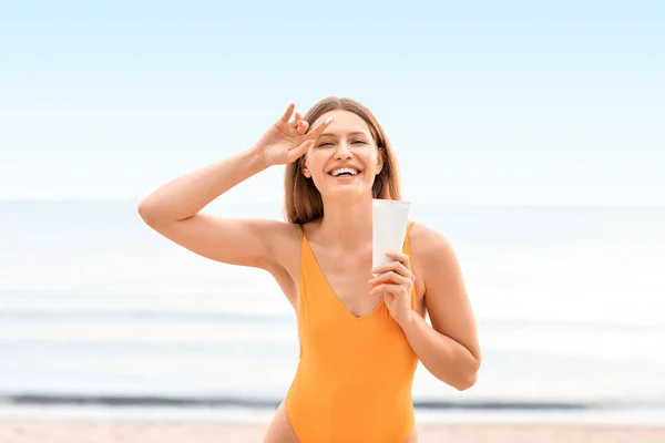 Ung Kvinna Tillämpa Solkräm Havet Stranden — Stockfoto