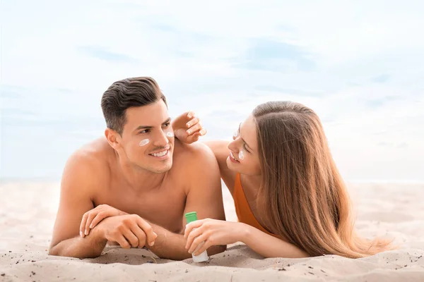 Junges Paar Cremt Sich Strand Ein — Stockfoto