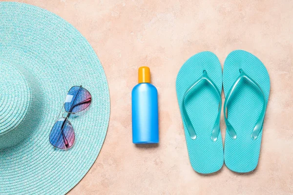 Accesorios Playa Con Crema Protector Solar Sobre Fondo Color —  Fotos de Stock