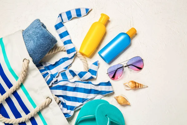 Strand Accessoires Mit Sonnencreme Auf Weißem Hintergrund — Stockfoto