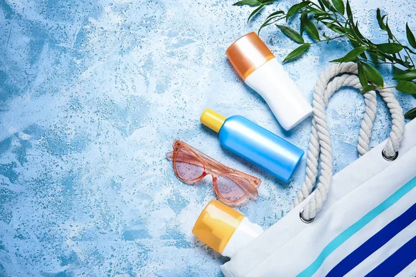 Beach Accessories Sunscreen Cream Color Background — Stock Photo, Image