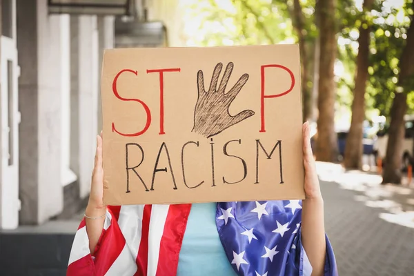 Mujer Con Bandera Usa Sosteniendo Pancarta Con Texto Parar Racismo — Foto de Stock