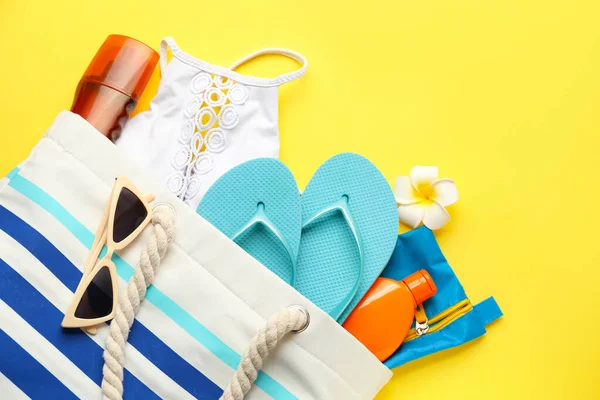Tasche Mit Sonnencreme Und Zubehör Auf Farbigem Hintergrund — Stockfoto