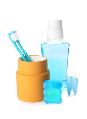 Beyaz arka planda ağız temizliğine ayarlı