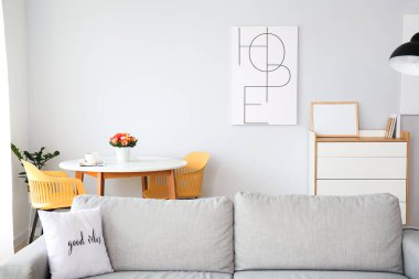 Kanepesi, çekmecesi ve masası olan modern bir oturma odası.