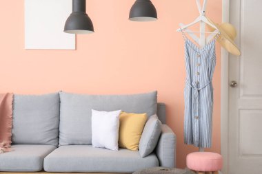 Kanepeli modern oturma odasının şık bir iç mekanı.