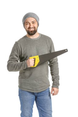 Beyaz arka planda yakışıklı bir oduncu.