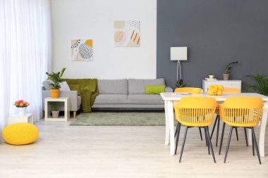 Modern oturma odasının iç mimarisi.