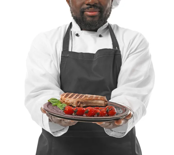 Chef Afroamericano Masculino Con Sabroso Plato Sobre Fondo Blanco — Foto de Stock