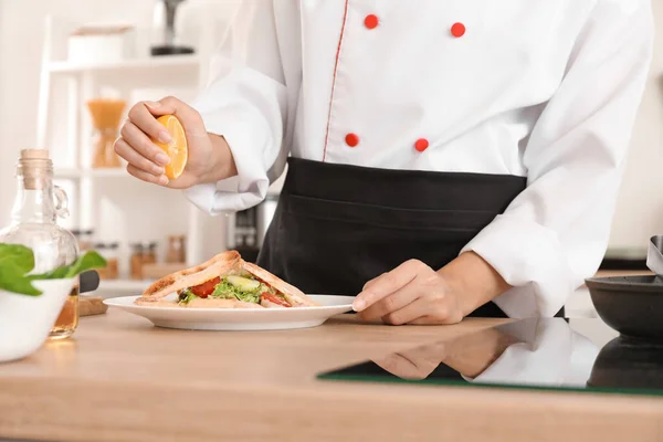 Female African American Chef Cooking Kitchen Closeup — Stock Photo, Image