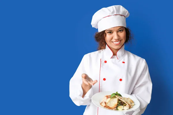 Vrouwelijke Afro Amerikaanse Chef Kok Met Smakelijke Schotel Kleur Achtergrond — Stockfoto