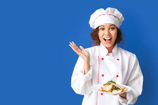 Female African American Chef Tasty Dish Color Background — Stock Photo, Image