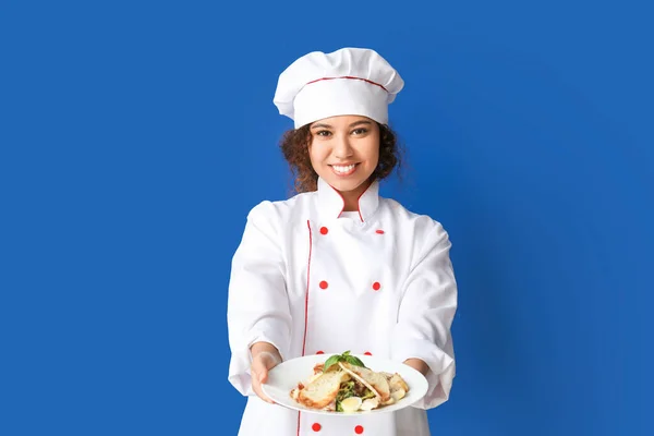 Female African American Chef Tasty Dish Color Background — Stock Photo, Image