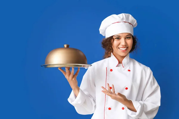 Female African American Chef Tray Cloche Color Background — Stock Photo, Image