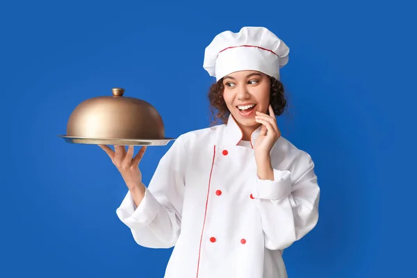 Vrouwelijke Afro Amerikaanse Chef Kok Met Dienblad Cloche Kleur Achtergrond — Stockfoto