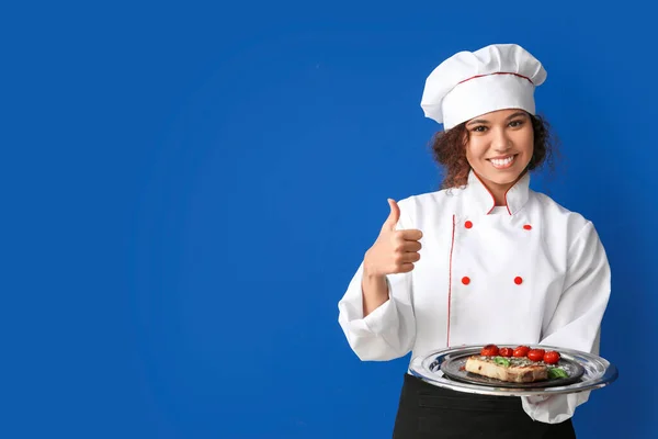 Vrouwelijke Afro Amerikaanse Chef Kok Met Smakelijke Schotel Kleur Achtergrond — Stockfoto