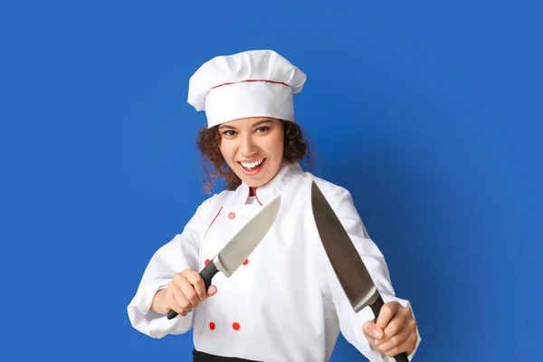 Femme Chef Afro Américain Avec Des Couteaux Sur Fond Couleur — Photo