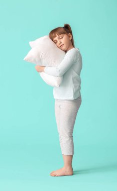 Renkli arka planda küçük bir uyurgezer