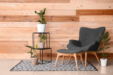 Koltuklu modern odanın içi.