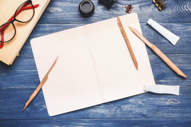 Not defteri, kalem ucu ve mürekkep ile kompozisyon