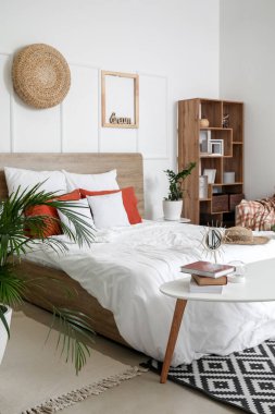 Modern yatak odasının iç dekorasyonu.