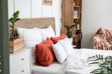 Modern yatak odasının iç dekorasyonu.