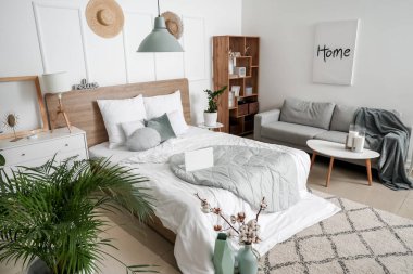 Modern yatak odasının iç dekorasyonu.