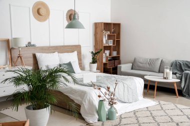 Modern yatak odasının iç dekorasyonu.