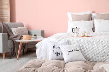 Modern yatak odasının iç dekorasyonu.