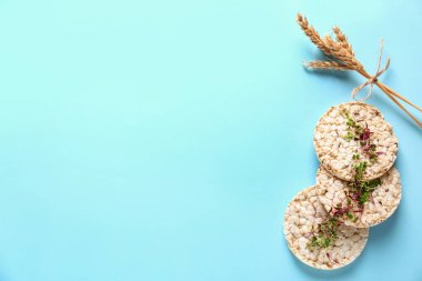 Arkaplanda lahanası olan pirinç gevrekleri