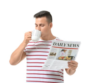 Beyaz arka planda bir fincan çay ve gazetesi olan yakışıklı genç adam.