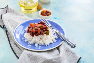 Lezzetli pirinç, fasulye ve sebzeli tabak.