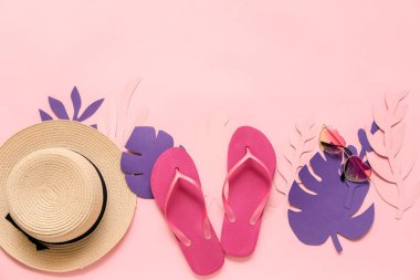 Renk arkaplanında plaj aksesuarları olan kompozisyon