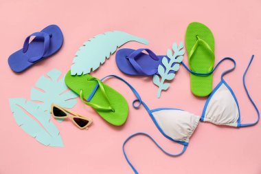 Renk arkaplanında plaj aksesuarları olan kompozisyon