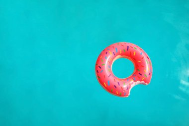 Yüzme havuzunda şişme halka