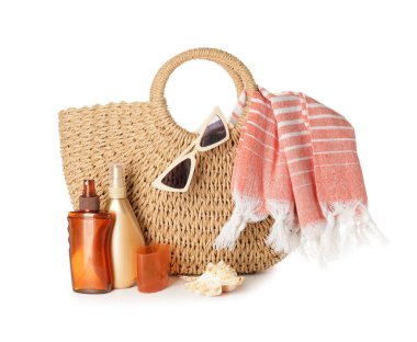 Beyaz arka planda güneş kremi olan plaj aksesuarları