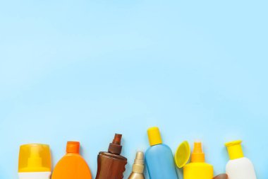 Renkli arkaplanda güneş kremi şişeleri